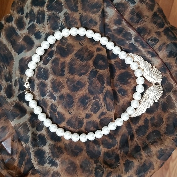 Angel Wings and Pearl Neclace - Picture 3 of 3